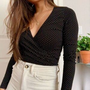 BRANDY MELVILLE WRAP TOP 